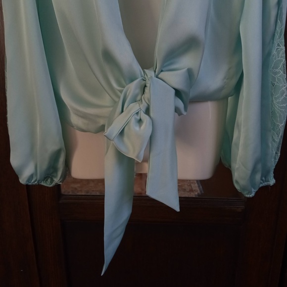 GUESS NWT Lace Silky Tie Waist Top  Peasant Sleeves Bow Tie Deep V Soft Green XS - Picture 2 of 8